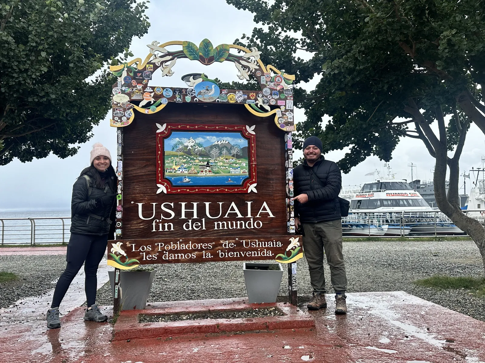 Wellington e Aline na placa do Fim do Mundo em Ushuaia